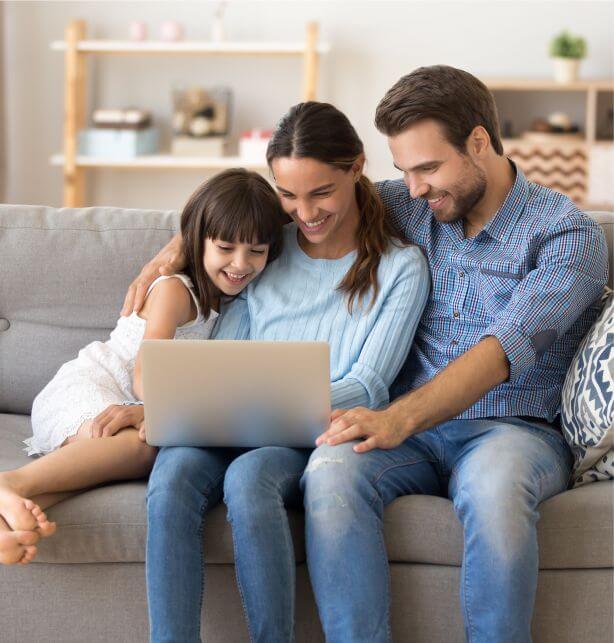 אבא, אמא וילדה מסתכלים על מחשב ומחייכים