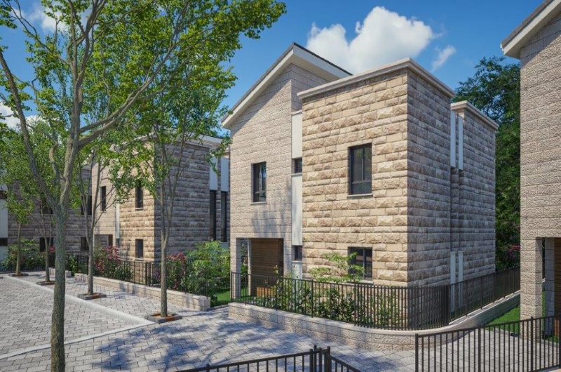 בית עם גג חלונות גינה ומדרכה