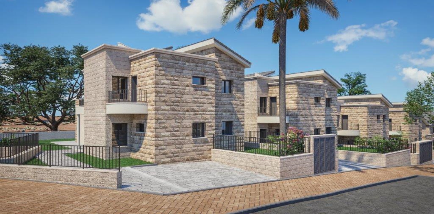 בית עם גג חלונות גינה ומדרכה