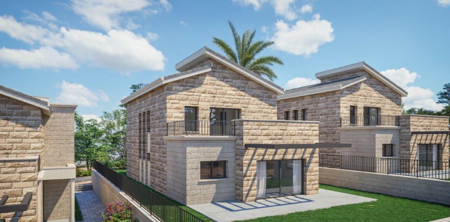 בית עם גג חלונות גינה ומדרכה